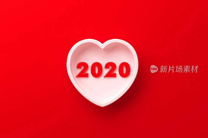 2020概念- 2020在红色背景的白色心形内